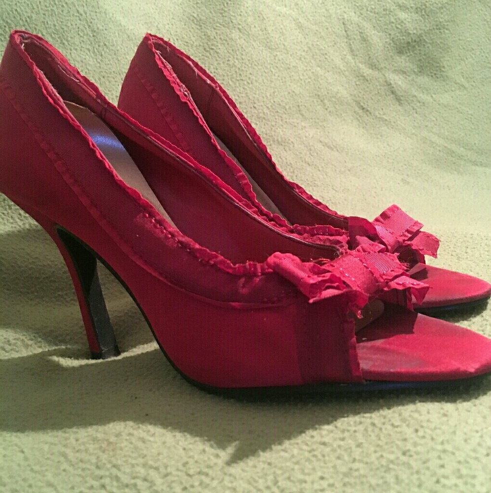 Open toe pumps